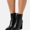 Raid Nethra - Classic Ankle Boots - Black