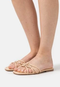 Raid Carlin - Mules - Nude