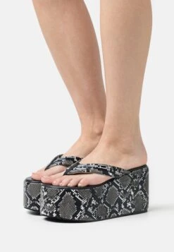 Raid Alda - T-Bar Sandals